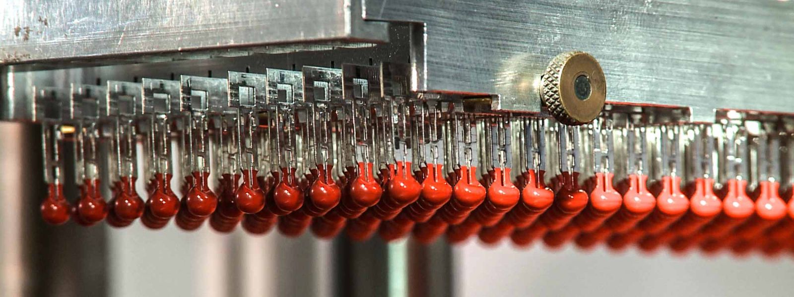 Glasflaschen in einer Produktionslinie